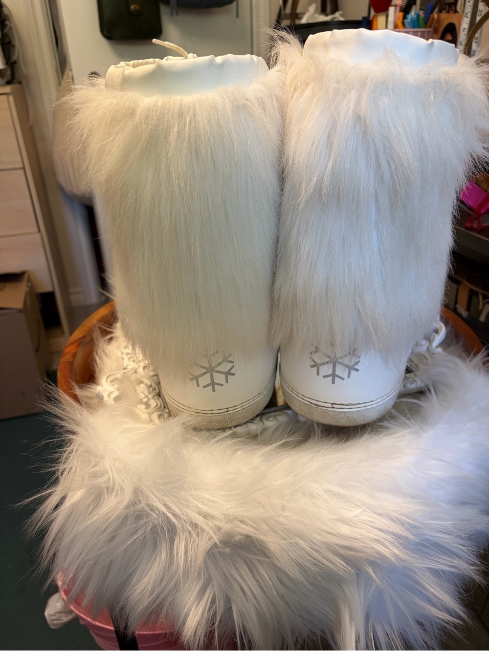 MODES White Faux Fur Women's Winter Boots - Cozy Drawstring Design - Picture 3 of 6